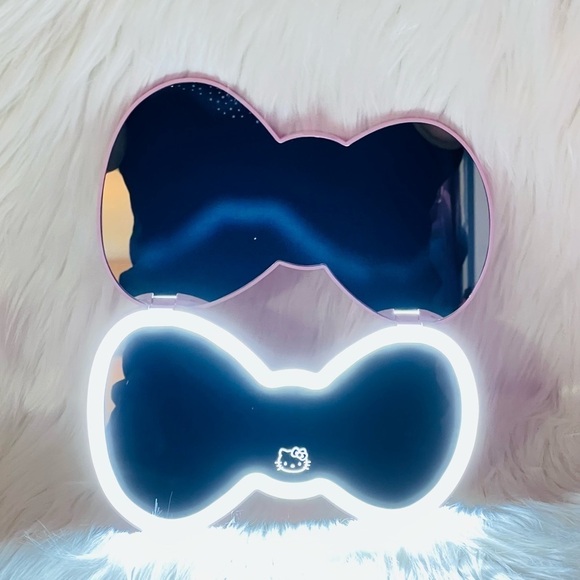 Hello Kitty Bow LED Mini Compact Mirror - Picture 10 of 12